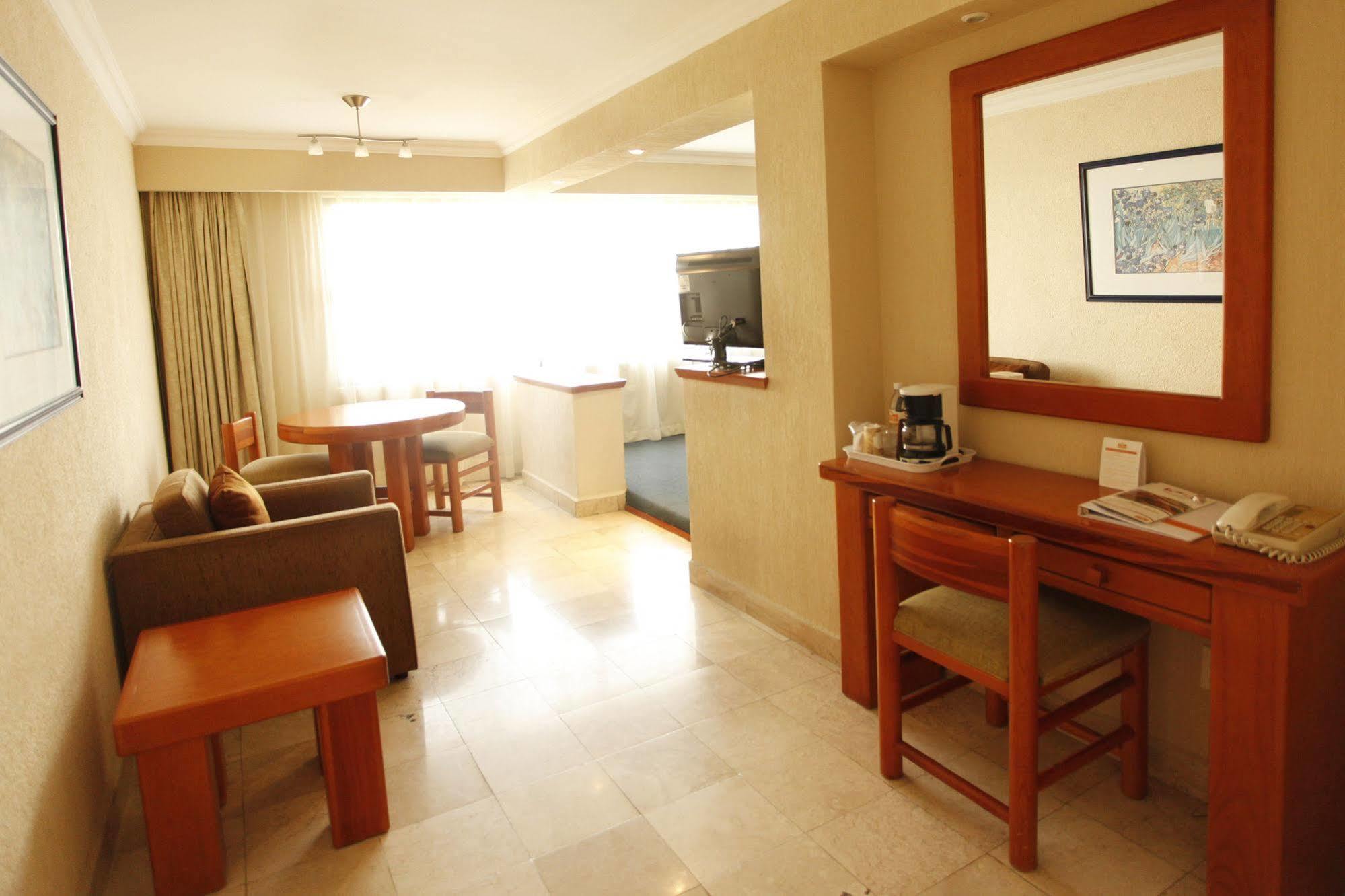 La Posada Hotel Y Suites San Luis Potosi Bagian luar foto