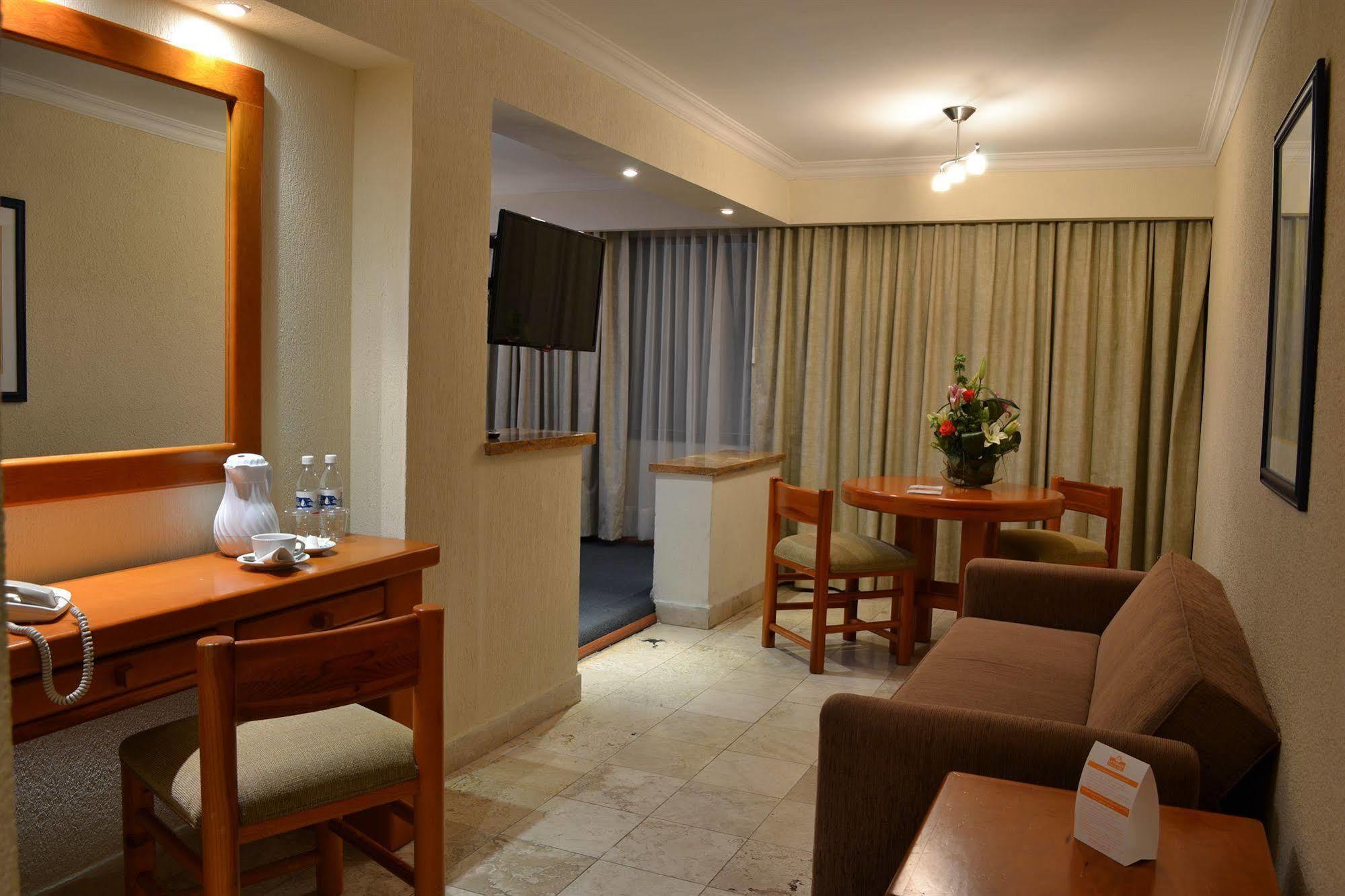 La Posada Hotel Y Suites San Luis Potosi Bagian luar foto